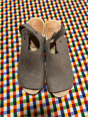 NWOT Bryr Women's Taupe Open-Toe Leather Mules